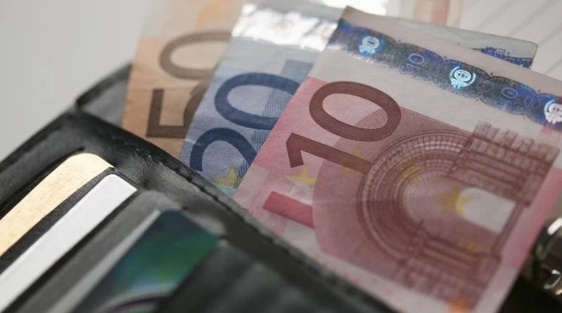 ΙΟΒΕ: Περισσότεροι από τους μισούς Έλληνες επιβιώνουν μετά βίας